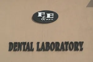 Az F&E Kft. Dental Laboratory cégtábla