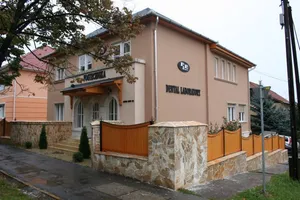 A labor épülete az utca felől